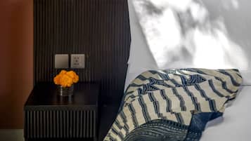 Un dormitorio con cama, mesita de noche y armario empotrado.