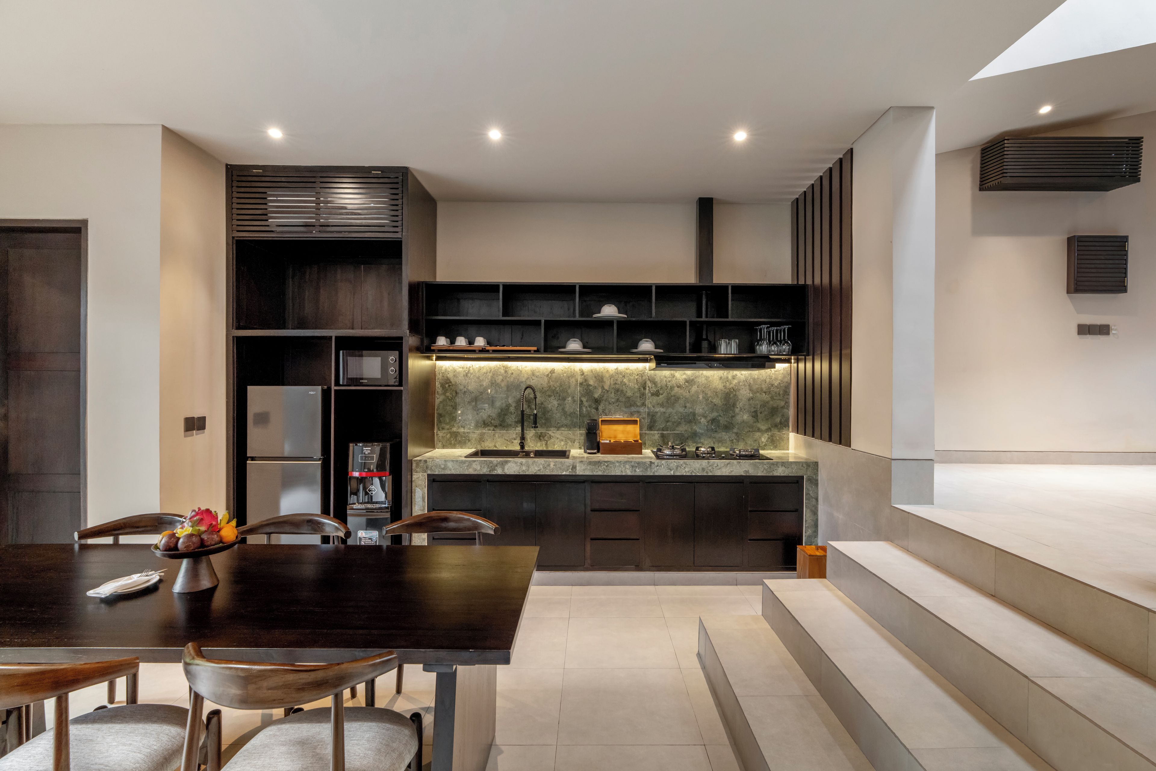 Two Bedroom Riverside | Dapur pribadi | Lemari es, microwave, dan kompor