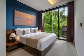 Une chambre d’hôtel moderne avec un grand lit, une table de chevet, une lampe, un tableau et une vue sur la verdure par la fenêtre.