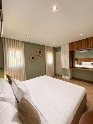 Une chambre à coucher avec un lit, des rideaux, une armoire et un miroir.