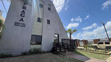 Un edificio con un letrero que dice 'PRAGA HOTEL BOUTIQUE'.
