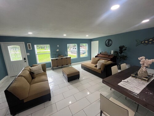 Cozy 1-bedroom in beautiful Clute with AC