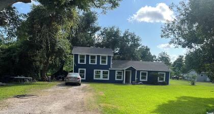 Cozy 1-bedroom in beautiful Clute with AC