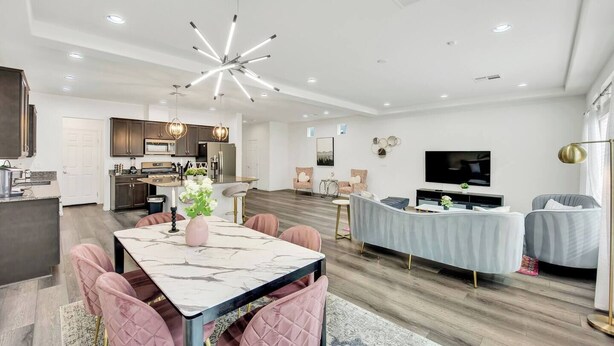 Espaço moderno com área de jantar, cozinha e sala de estar.