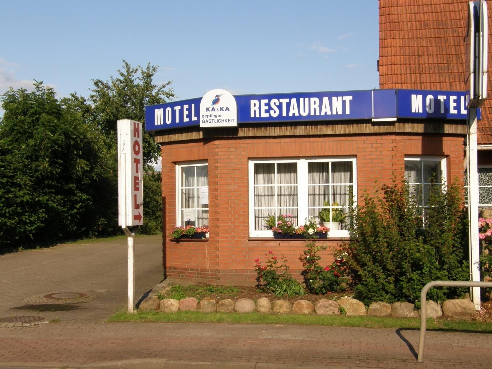 Un edificio de ladrillo con un letrero que indica que es un restaurante y motel KA&KA.