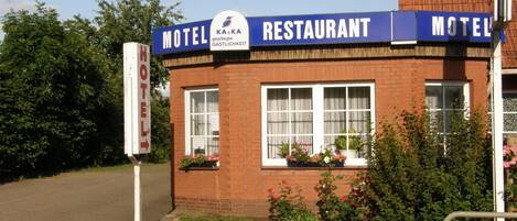 Un edificio de ladrillo con un letrero que indica que es un restaurante y motel KA&KA.