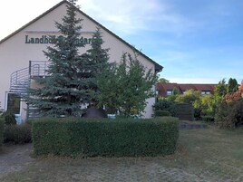 Un edificio con un letrero que dice 'Landhaus Baugarten'.