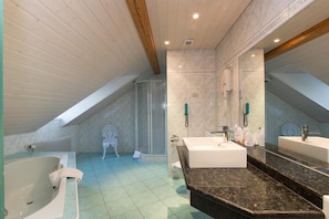 A modern bathroom with a freestanding bathtub, a large mirror, and a shower enclosure. - Hotel Landhaus Sv Ntis Herisau (Herisau)