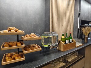 A buffet setup with various pastries and a selection of beverages. - Hotel Gv Sser Brv U (Wels)