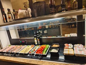 Ein Buffet mit verschiedenen Speisen und Beilagen.