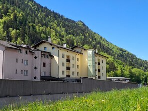 A hotel with multiple floors, a restaurant, and a pizzeria. - Hotel Alpina (Schiers)