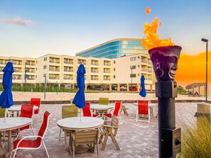 A beachfront hotel with outdoor seating and a large building in the background. - Waterfront, 8 Min to TPA & 12 Min Raymond James (Tampa)