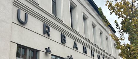 Un edificio con el cartel 'URBANGOTEL' que indica un establecimiento hotelero.