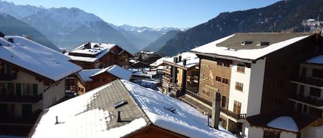 Un pueblo de montaña con casas de madera tradicionales, un hotel y un restaurante.