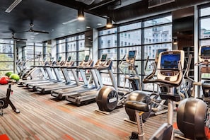 Ein Fitnessraum mit Laufbändern, Ergometer und Trainingsbällen.