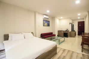 Deluxe Double Room, City View - DE LUSTORA II (CAU ONG LANH WARD)