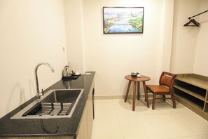 Comfort Studio Suite, City View | Private kitchen - DE LUSTORA II (CAU ONG LANH WARD)