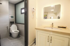 Standard Double Room, City View | Bathroom - DE LUSTORA II (CAU ONG LANH WARD)