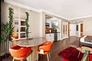 Un apartamento moderno con comedor, cocina y sala de estar.