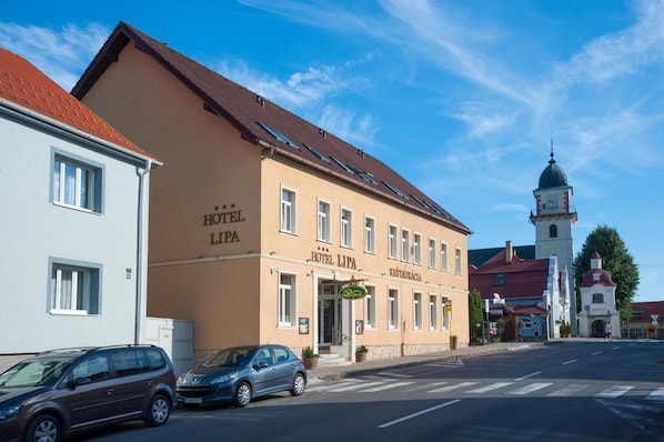A building with the sign 'HOTEL LIPA RESTAURACIA' indicating a hotel with a restaurant.
