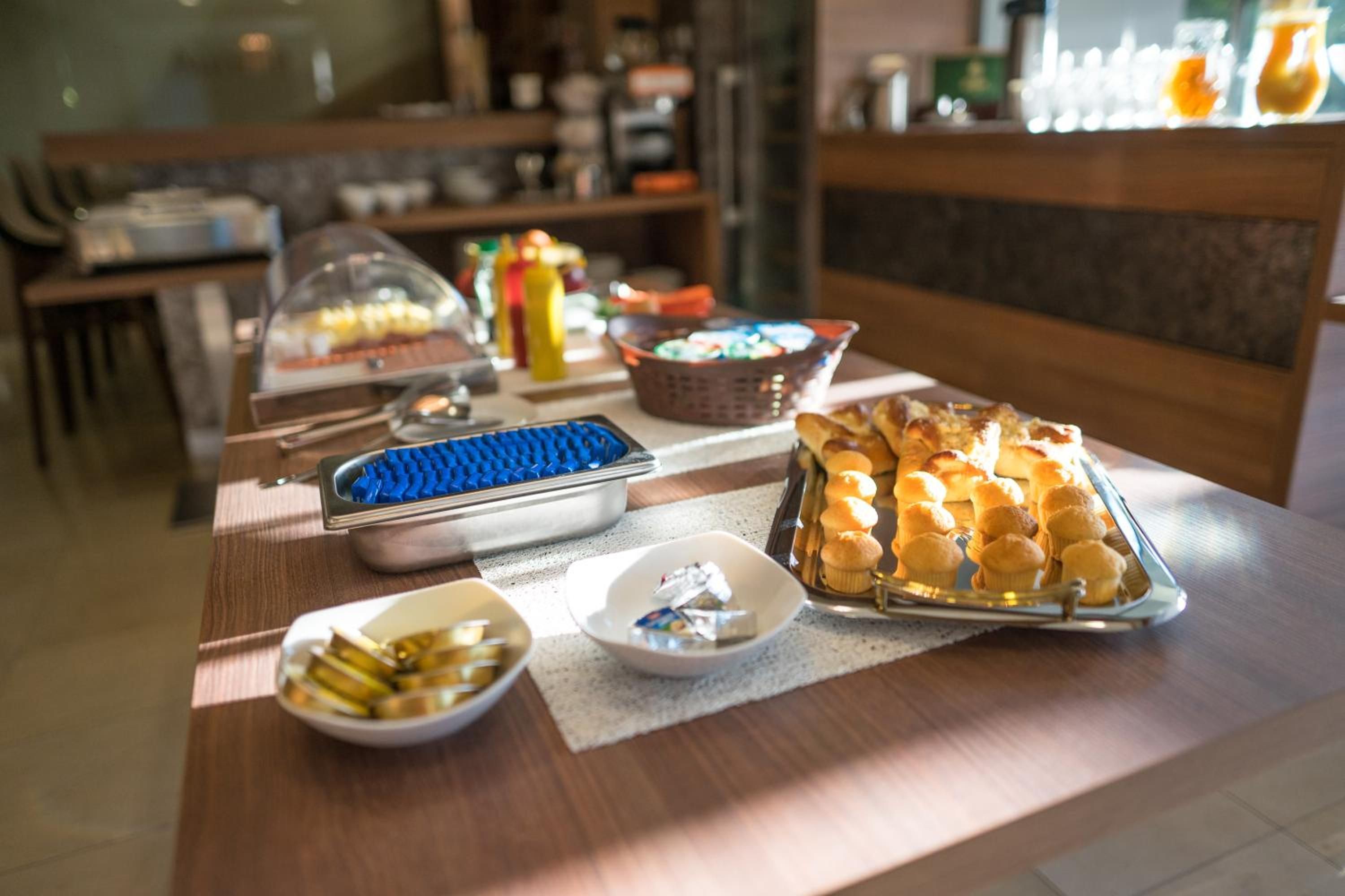 Ein reichhaltiges Buffet mit verschiedenen Speisen und Beilagen.