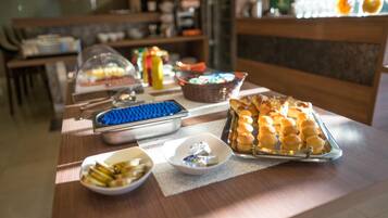 Disposición de bufé con diferentes alimentos y salsas.