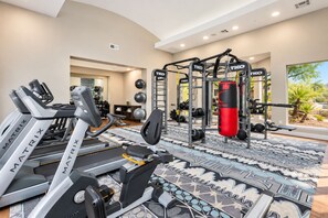 Un gimnàs amb cintes de córrer, sac d'entrenament i equip per a musculació.