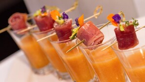 Varios cócteles con guarniciones y brochetas.