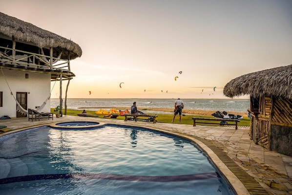 A swimming pool with a view of the beach and kitesurfing activity. - 7 Beaufort - Kitesurf Pousada (Itarema)