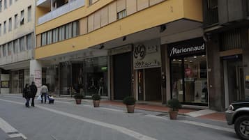 Un hotel su più piani con un ristorante al piano terra e un bar ben visibile.