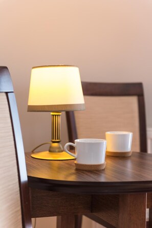 A table with a lamp and two cups. - Airpark Balice (Zabierzow)