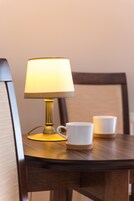 A table with a lamp and two cups.