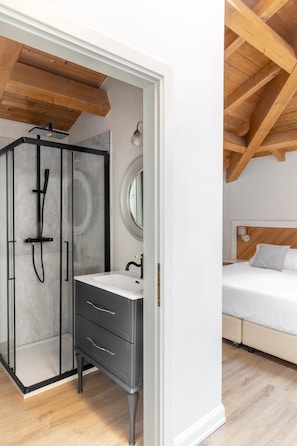 A bedroom with a bed, a bedside table, and a nightstand. - Livia Valeria Palace (Rome)