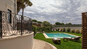 A swimming pool with lounge chairs and a paved patio area. - Livia Valeria Palace (Rome)