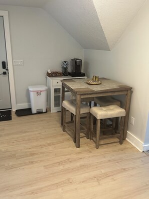 Unclassified image, 4 of 19, button - Memorial Park Loft 1BD + Sofa Bed, 1BA, full kitchen w/coffee bar. (Auburn)