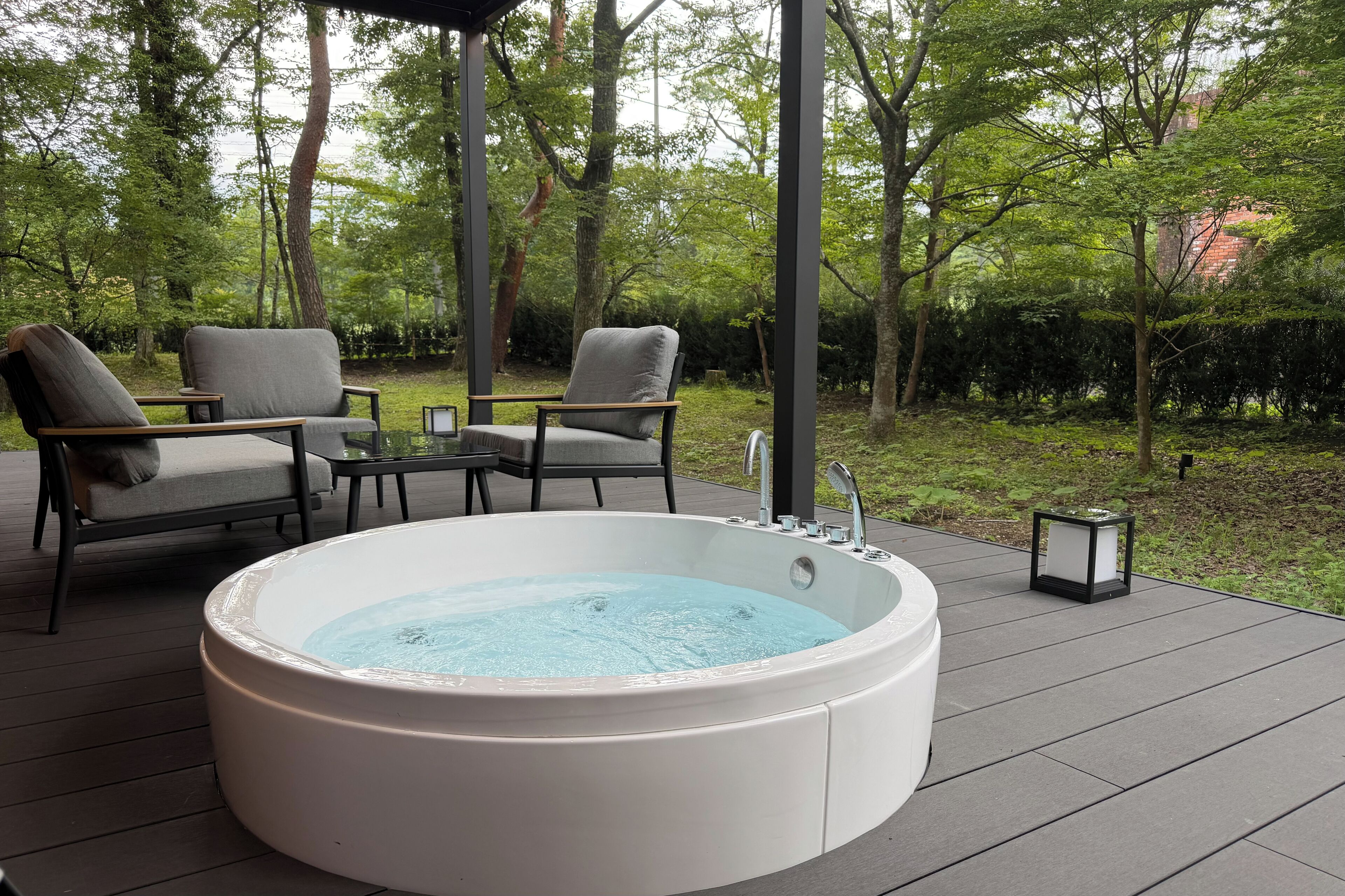 别墅, 花园景观 | 室外 SPA 浴缸