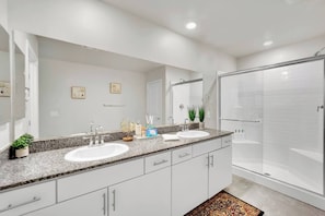 A modern bathroom with two sinks, a large mirror, and a walk-in shower. - 3000SF Modern Home｜FiberWiFi｜King Bed｜NearStrip (Las Vegas)