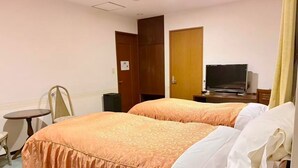 A hotel room with two beds, a television, a desk, and a chair. - Hanatsuki・Kakure Onsen Resort Villa Hotel (Izu Kogen) (伊東市)