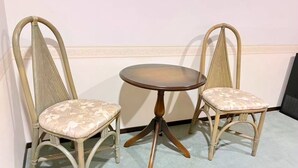 A room with two chairs and a small round table. - Hanatsuki・Kakure Onsen Resort Villa Hotel (Izu Kogen) (伊東市)