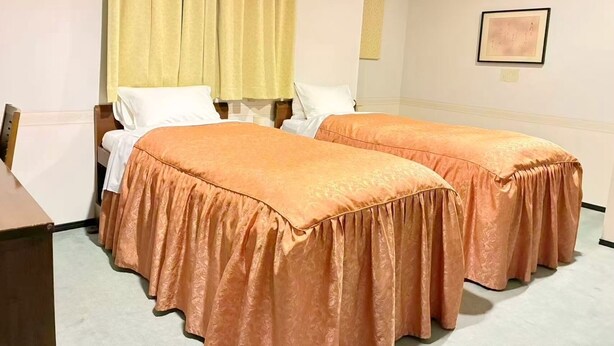 A hotel room with two beds, a desk, and a chair. - Hanatsuki・Kakure Onsen Resort Villa Hotel (Izu Kogen) (伊東市)