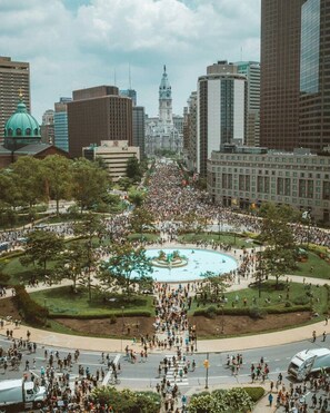 A large public square with a fountain, surrounded by modern buildings and a prominent dome structure. - Spruce Villa - 2nd Floor Queen Studio (Philadelphia)