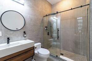 Bathroom - Thena Hotel - Chic and Cozy Studio (Philadelphia)