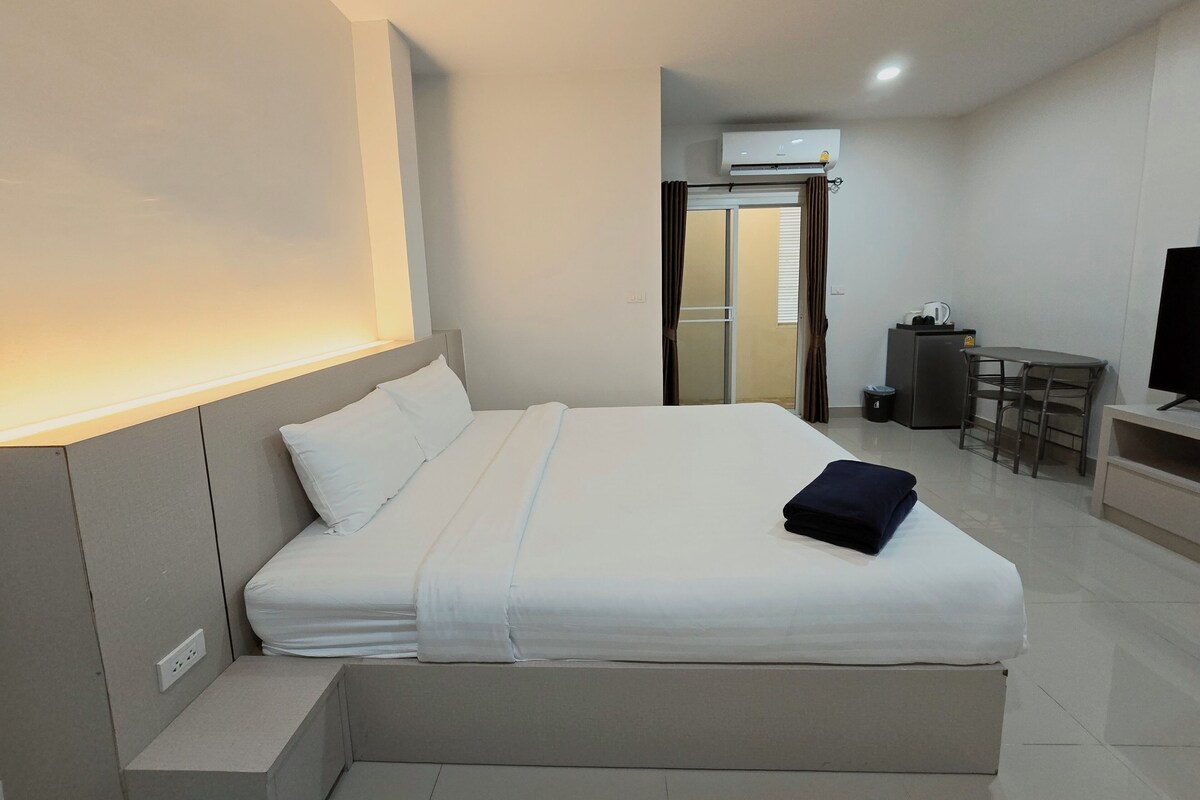 Camera Deluxe, 1 letto king, balcone | Una scrivania, Wi-Fi gratuito
