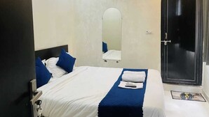 Deluxe Double Room | Meja, ruang kerja komputer riba, langsir/tirai gelap terus, kalis bunyi 