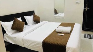 Deluxe Double Room | Meja, ruang kerja komputer riba, langsir/tirai gelap terus, kalis bunyi 