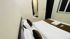 Deluxe Double Room | Meja, ruang kerja komputer riba, langsir/tirai gelap terus, kalis bunyi 