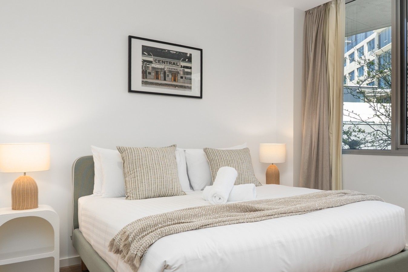 A bright and welcoming bedroom with soft bedding, natural light and a calm atmosphere designed for a comfortable stay.