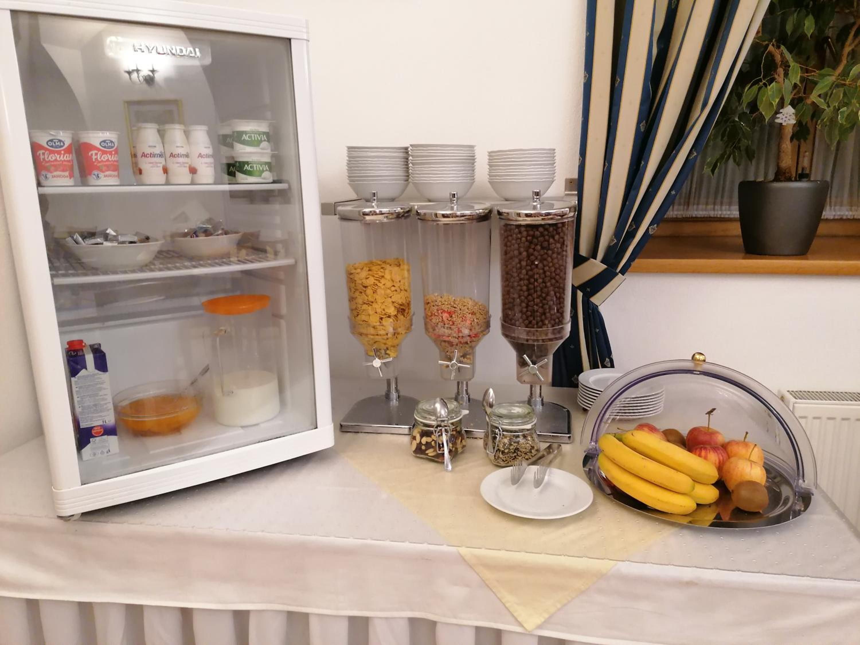 Montaje de un bufé de desayuno con diversos alimentos y salsas.