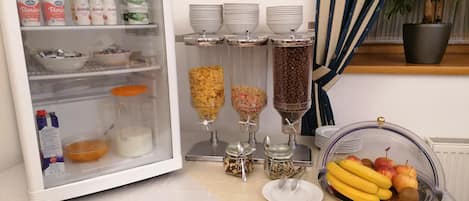 Montaje de un bufé de desayuno con diversos alimentos y salsas.