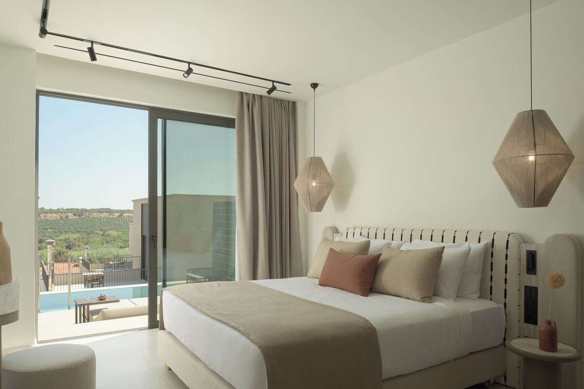 Un dormitorio moderno con una cama grande, vistas a una piscina y un balcón.